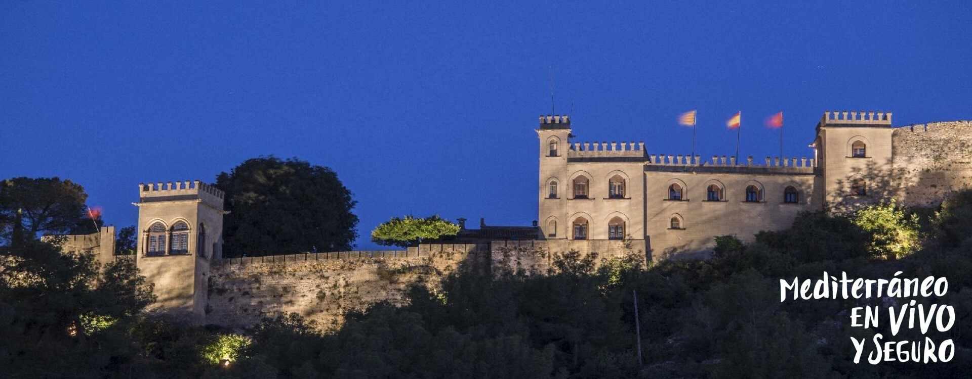  Image of the Castle of Xàtiva lit up at night 	